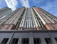 2022年7月4日，郴州润和中央公园为您奉上6月项目施工进度情况；润和中央公园1栋砌砖完成；内墙抹灰完成；屋面防水保温完成；公区装修过道瓷砖上墙完成；防火门框完成；阳台栏杆完成；铝窗完成；外墙真石漆完成；门楼干挂石完成。