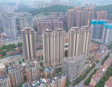 中铁岭南府历经无数日夜的雕琢，2023年6月30日，郴州中铁岭南府一期合同交付！开启一段业主的美好归家之旅。郴州中铁岭南府项目坐落于郴州五岭CBD板块，位于南岭大道与香雪西路交汇处，