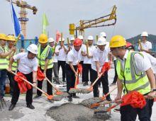 2022年7月30日，郴州中铁岭南府二期卓越府2栋、3栋、4栋荣耀封顶！上午10点30分，随着一方混凝土的浇筑，意味着项目工程建设迈入新阶段！参加封顶仪式的全体人员激动万分