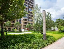 2023年8月2日，郴州经开区重点保交楼中梁首府完成11栋、13栋、14栋楼的顺利交付。正值午后，郴州中梁首府项目已陆续有许多业主前来收房领取钥匙，