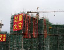 2023年9月22日，郴州平海九龙湾F05号栋喜封金顶；上午9时28分，随着一方混凝土浇筑到位，现场礼炮燃响，迎来F05号楼顺利封顶。郴州平海九龙湾项目内部打造了小学