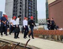 自2022年7月28日中共中央政治局会议首次提出房地产市场保交楼、稳民生工作以来，郴州粤泰天鹅湾项目受到政府的关注与支持，作为郴州首批保交楼项目，项目工地每天都如火如荼的施工，一切都按计划在实施推进，确保项目顺利交房。