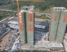 2021年9月14日上午，郴州冠华和熙园封顶仪式开始。早上7点半，小编来到冠华和熙园项目工地，工人们正在为封顶仪式做准备。在冠华和熙园相关领导、