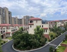 2023年8月10日，郴州香麓山墅带大露台大花园双拼别墅总价220万！郴州香麓山墅的建面约238㎡的双拼别墅。使用面积将近480㎡。带前后双花园，还有地下室