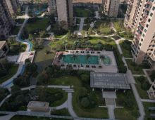 石门县六合清华圆由六合置业开发，位处石门大道与黄金大道交汇处，有住宅和商铺，期房毛坯，绿化率 37%，面积大，规划停车位多。建筑面积 350000㎡，占地面积 118810㎡，规划有 2252 个停车位，总户数 1962。