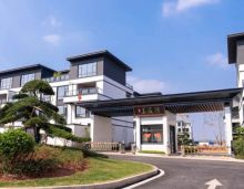 华岁美庭湾，一栋私藏天地。院外天下院内家，惟献四海归来的功成名就！更可贵的是如今华岁美庭湾别墅一期大境已成，2025年1月15日，即将迎来项目首次交付，实景所见即所得！对新院风雅面貌的向往和心的归属感