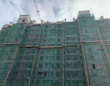 走进宜章芙蓉新府尚书房施工现场，项目正以稳健的步伐推进工程建设，最新的施工进度令人倍感期待。1栋与2栋的水电安装、电梯安装工作已临近尾声，距离交付又迈进了一大步；3栋的外墙装饰底层基本完成，雏形初现，即将进入后续美化阶段