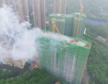 在快节奏的时代浪潮下，五岭和悦府以一场震撼的 &ldquo;封顶仪式&rdquo;，从2024年6月破土动工的第一声轰鸣，到2025年5月28日2#楼最后一方混凝土浇筑完成，项目仅用不到12个月时间，便实现1#、2#楼全线荣耀封顶，