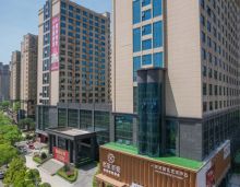 这个五一，郴州颐和星湾携臻品实景现房重磅来袭，以生态栖居、匠心品质与超值优惠，颐和星湾坐拥得天独厚的生态资源，屹立于五岭阁公园与船洞公园之间，双公园环绕的格局，如同将家安在了天然氧吧之中。