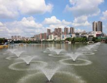 当二手房市场被 &ldquo;房价下行&rdquo; 的论调笼罩，北湖核心区却以强劲的市场表现打破唱衰言论，成为楼市中的 &ldquo;价值孤岛&rdquo;。北湖名著新盘的逆市售罄，北湖中央公园二手房居高不下的挂牌价，都在诉说着这片区域无可替代的房产魅力。