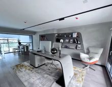 在郴州城东这片充满活力的热土上,兴康城中央以革新者的姿态强势登场,重新定义城市人居与商业新高度。作为城东首个集住宅、商业、酒店、公寓于一体的都会综合体,项目凭借 &ldquo;郴州首创17.8米全南开间&rdquo; 的王牌产品,以及建面约58㎡百变 Loft 公寓,成为市场瞩目的焦点。