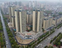 安仁中央翰府以 &ldquo;实景可鉴、即买即享&rdquo; 的硬核实力,成为购房者安心置业。作为金色地产匠心打造的28万方生活大盘,项目一期8#、9#、10#、11#栋已全面入住,不动产证办理完毕；