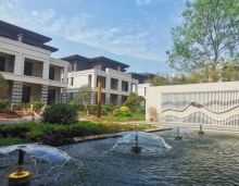 在安仁这座被山水浸润的诗意之城，江湾壹号以 &ldquo;一江五公园&rdquo; 的天赋生态与低密洋房的稀缺属性，成为改善型置业的理想之选。继前期热销后，项目3#、7#栋全新纯板式电梯洋房即将载誉加推，