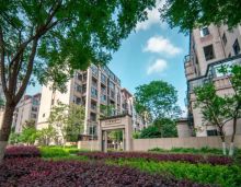 在寸土寸金的城市主城里,什么样的居所才能承载人们对理想生活的向往?金色御园给出了令人心动的答案。这座匠心打造的7层花园洋房,将东方美学与现代生活需求深度融合,目前6栋洋房库存告急,6X88元/㎡起的超值价格，