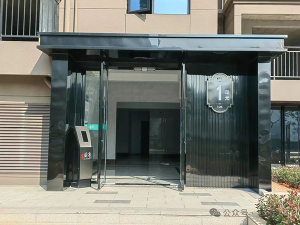 在临武房地产市场,一次极具震撼力的突破正在上演!睿锋兰亭凭借卓越实力,成为临武首家实现提前交房即交证的楼盘,重新定义品质交付标准,为业主带来前所未有的购房体验。