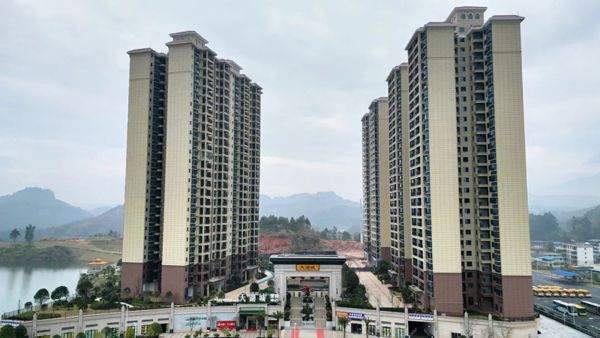 当宜章的城市发展向南奔涌,一处将自然湖景与品质人居深度融合的住区,正以现房姿态重新定义理想生活的模样。郴建集团・达康地产作为国企巨匠,首次落子宜章即献上当红之作 &mdash;&mdash; 郴建・天湖城。这座总建面约 18 万方的城市湖景大盘,不仅以