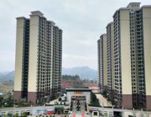 当宜章的城市发展向南奔涌,一处将自然湖景与品质人居深度融合的住区,正以现房姿态重新定义理想生活的模样。郴建集团・达康地产作为国企巨匠,首次落子宜章即献上当红之作 &mdash;&mdash; 郴建・天湖城。这座总建面约 18 万方的城市湖景大盘,不仅以