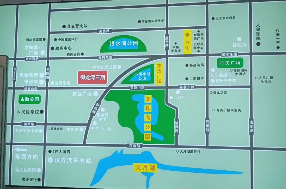 汉寿御龙湾三期怎么样？项目占地面积约18亩，建面约43791.48㎡，绿地率31.10%，停车位284个，规划户数248户；汉寿御龙湾项目位于汉寿芙蓉路与银水路交汇处。