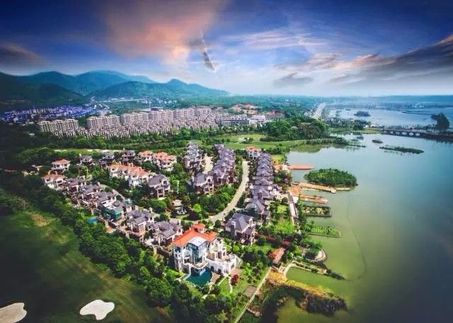 常德天利天鹅湾二期怎么样？项目占地约14万平米，容积率0.73，共有车位792个，由32栋双拼、27栋四联排，6栋带电梯花园洋房构成，共计442户。