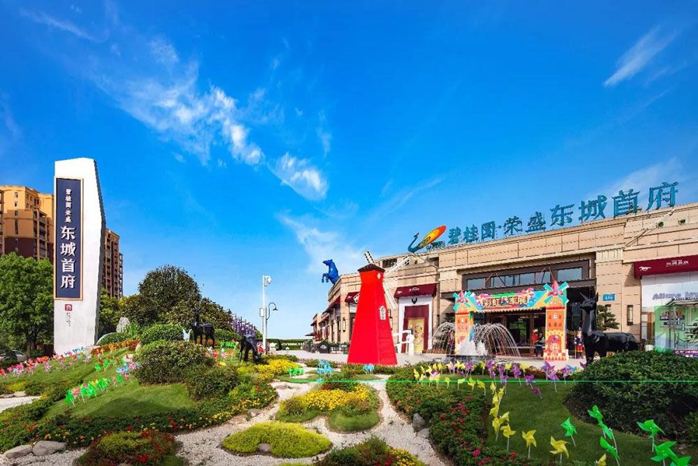 益阳东城首府怎么样?项目总占地面积77083.25㎡,停车位共1910个,小区规划总户数1312户,楼盘位于益阳市赫山区梓山东路与蓉园路交汇处。