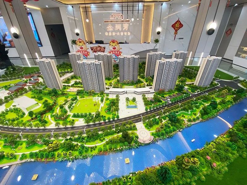 平江金润湾怎么样?项目位于平江县平江大道与仙江河交汇处,小区占地54亩,建筑面积14万方,小区规划住宅共计840套,绿化率37.34%,总栋数为9栋。