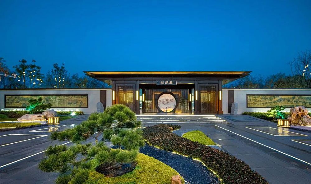 平江碧桂园翘楚棠怎么样?项目位于平江大道与甲山大道交汇处,总占地91.31亩,建筑面积约20万方,规划总户数1310户（其中高层1226户，叠墅约84户）,容积率2.8。