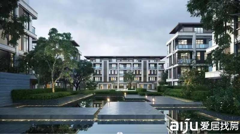 平江顺府江屿城怎么样?项目位于汨罗江大众风光带，以亲水叠墅、天幕大平层和江景高层等产品，总体构建出一线江景的46万㎡滨江大盘。