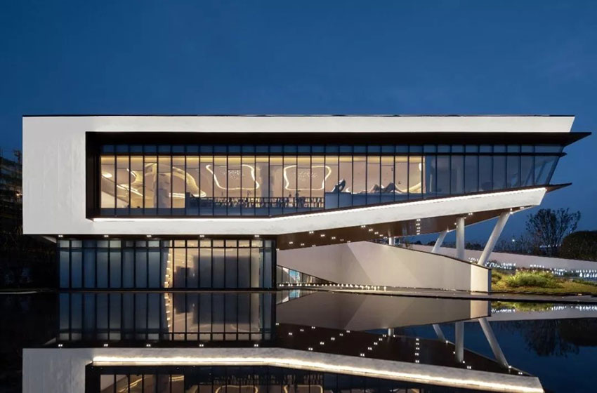 衡阳美的白鹭湾怎么样?项目位于珠晖区东三环高铁学院斜对面,总占地面积约73581㎡,楼栋总数16栋，小区规划总户数1539户,项目由8栋高层、1栋小高层、6栋洋房、4栋叠墅组成。