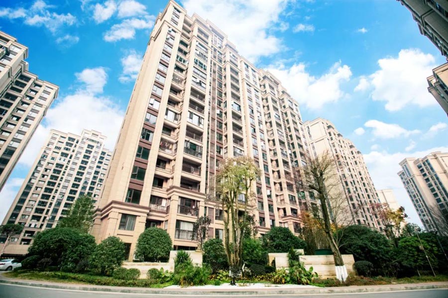 ​衡山盛豪状元府三期房子好不好?项目位于衡山县先农路与群英路交汇处，小区规划住宅827户,停车位697个，项目临近新世纪实验幼儿园、城北小学。