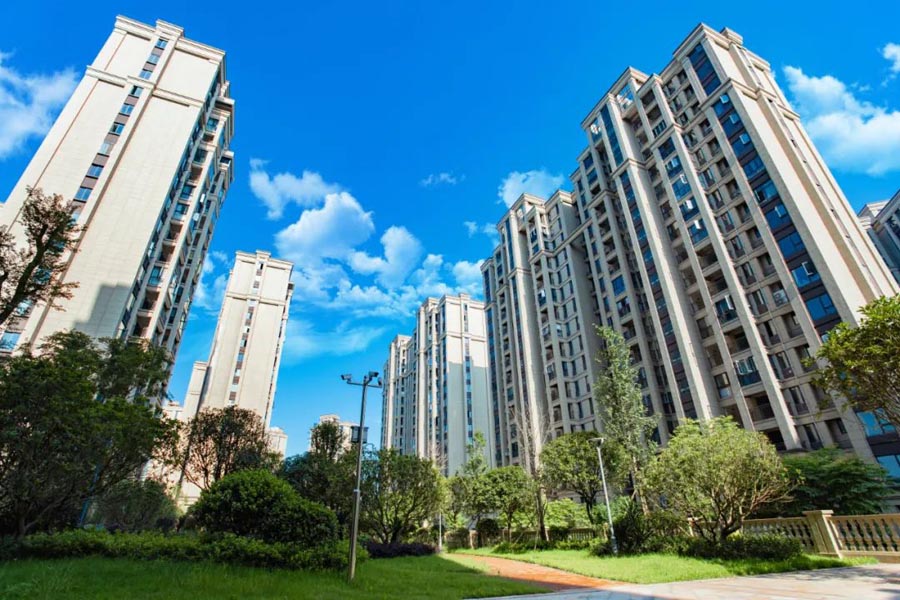 ​衡山盛豪状元府三期房子好不好?项目位于衡山县先农路与群英路交汇处，小区规划住宅827户,停车位697个，项目临近新世纪实验幼儿园、城北小学。