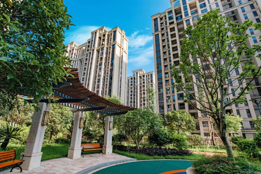 ​衡山盛豪状元府三期房子好不好?项目位于衡山县先农路与群英路交汇处，小区规划住宅827户,停车位697个，项目临近新世纪实验幼儿园、城北小学。