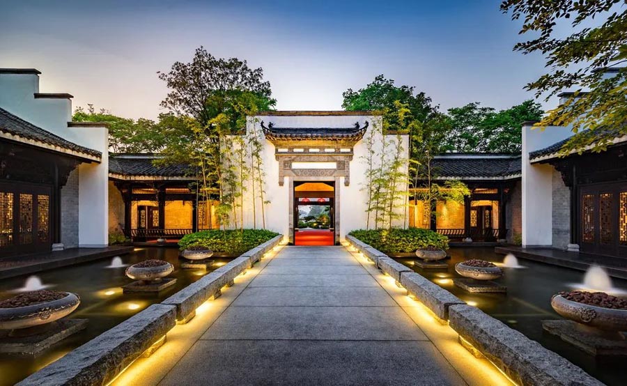 衡山道壹号房子怎么样?项目打建面约145-151㎡城央联排商墅，约106-165㎡花园合院以及106-165㎡平层大宅。附近临近衡山二中、衡山城北小学。