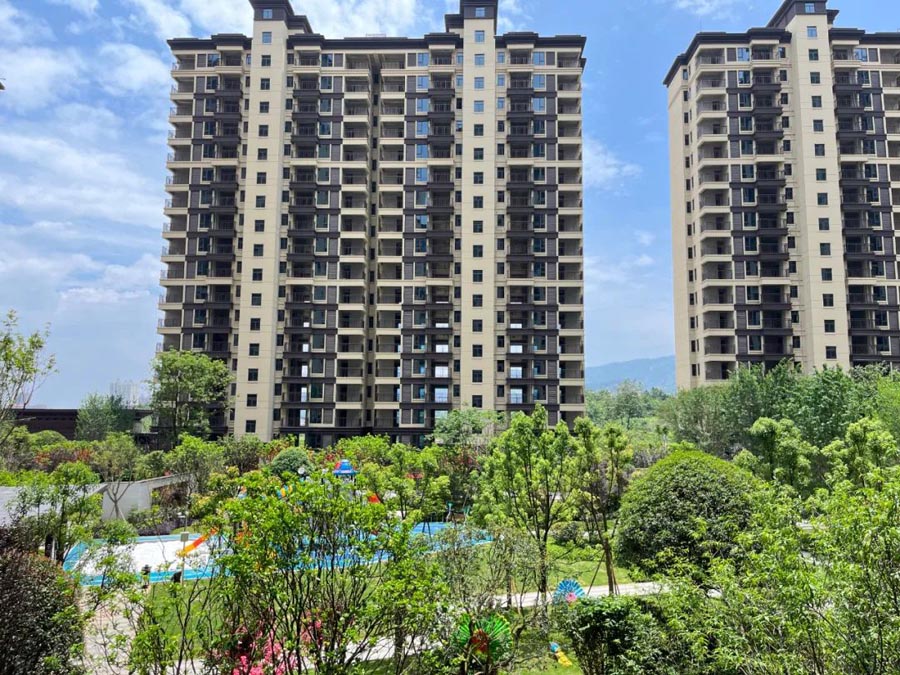 衡山万象开云府怎么样?项目总占地68余亩，实际建筑面积约16万方，由6栋26层和4栋18层的板式电梯房组成，总户数约1000户。小区内部打造了30亩景观私家花园。