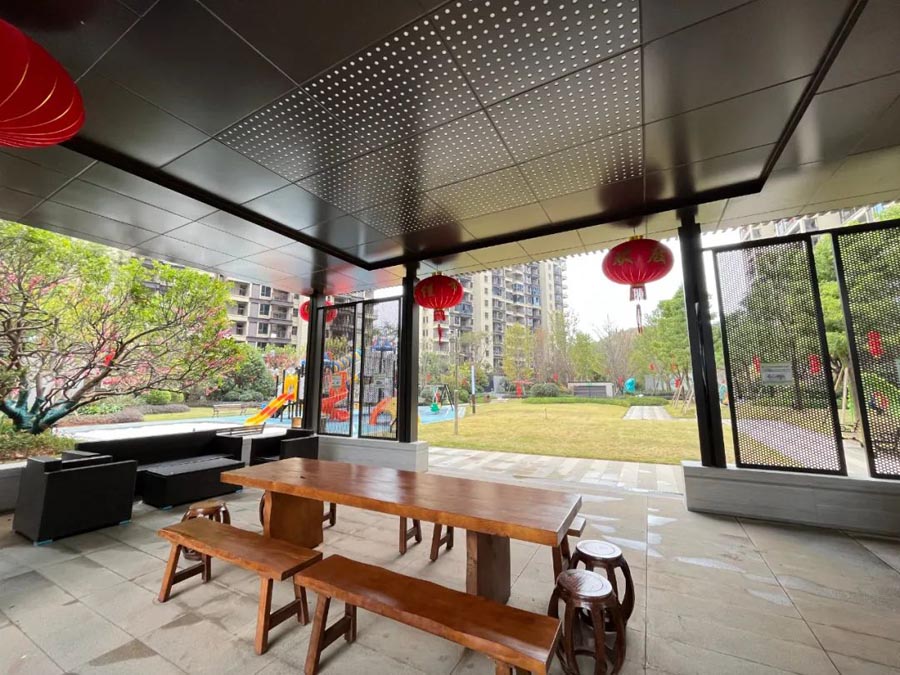 衡山万象开云府怎么样?项目总占地68余亩，实际建筑面积约16万方，由6栋26层和4栋18层的板式电梯房组成，总户数约1000户。小区内部打造了30亩景观私家花园。