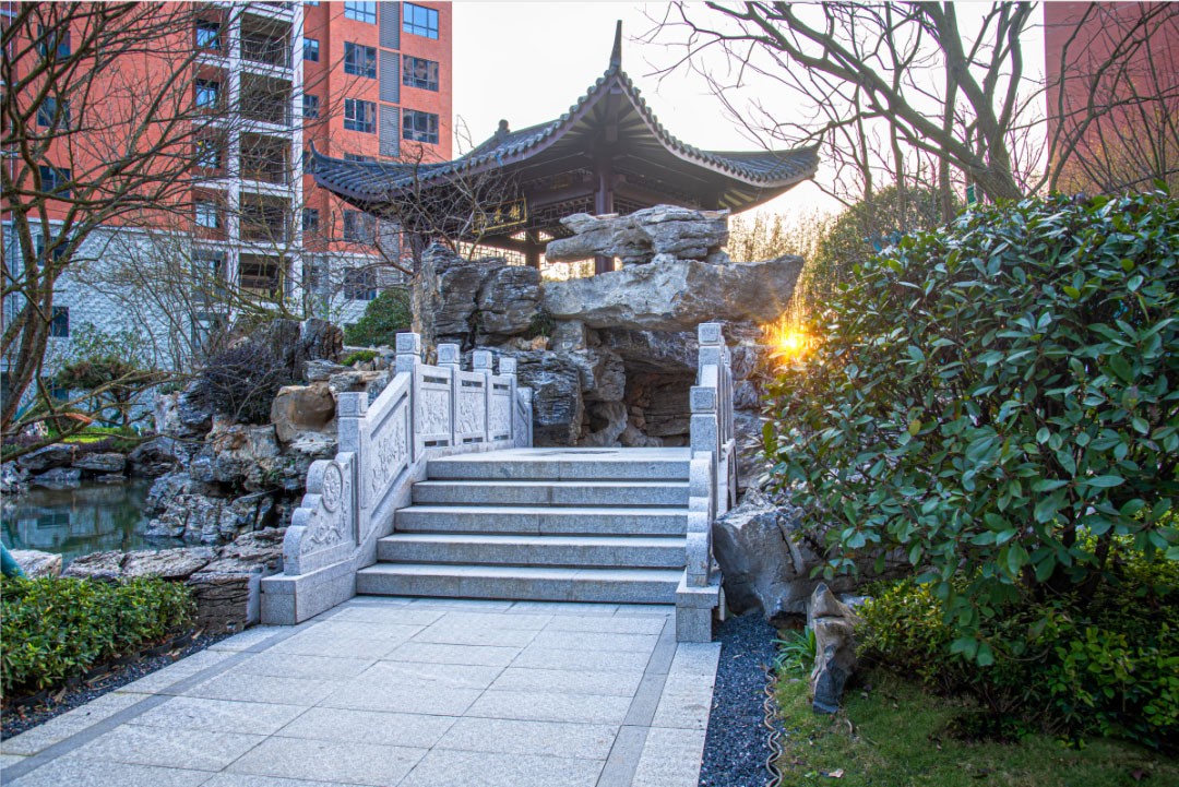 资兴御景铭城禾府值得买吗？项目总占地25933平米，目前小区规划住宅612户，停车位612个；项目截止到2022-12-31已全部封顶；楼盘坐落在郴州市资兴市新区资兴大道北。