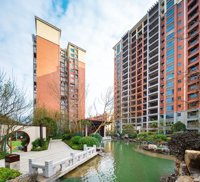 资兴御景铭城禾府值得买吗？项目总占地25933平米，目前小区规划住宅612户，停车位612个；项目截止到2022-12-31已全部封顶；楼盘坐落在郴州市资兴市新区资兴大道北。