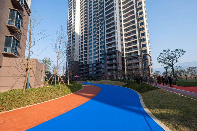 资兴东江首府楼盘怎么样？项目总占地74631平米，实际建面约270000平米，目前小区规划住宅1570户，停车位1620个；楼盘坐落资兴市沿江北路，预计2022-05-31全部竣工。