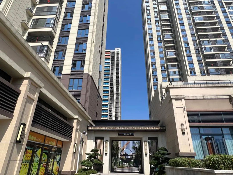 资兴江山府房子怎么样?项目占地约80亩，总建筑面积约20万平方，小区规划住宅1216户。楼盘8栋24-26层现代风格建筑群矗立。项目周边配有资兴市四大家机关、八大局委机构相伴，荟萃资兴高端师资力量的市二完小。