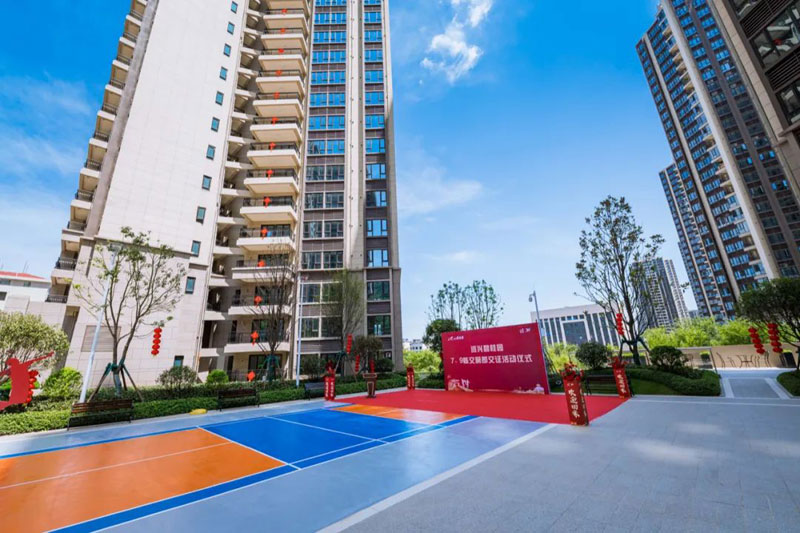 资兴碧桂园三期怎么样？项目总占地56882.93平米，目前小区规划住宅1261户，停车位861个，周边配有东江中学、鲤鱼江中学、罗围小学等；楼盘坐落资兴市东江大道与玉泉路交汇处。