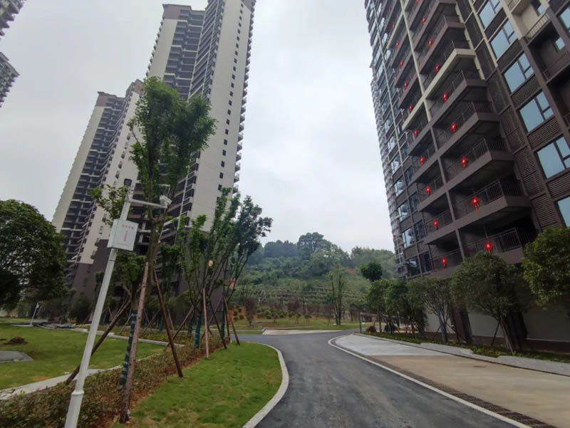 永兴江山府二期翰林值得买吗？项目规划总用地面积26965㎡，总建筑面积99238㎡，小区规划住宅610户，由六栋33层的高层组成。周边配有县二中、龙山路小学、碧水小学及幼儿园、水南小学、小红星幼儿园。