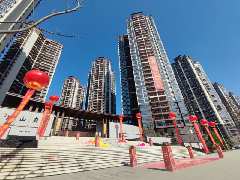 永兴江山府二期翰林值得买吗？项目规划总用地面积26965㎡，总建筑面积99238㎡，小区规划住宅610户，由六栋33层的高层组成。周边配有县二中、龙山路小学、碧水小学及幼儿园、水南小学、小红星幼儿园。