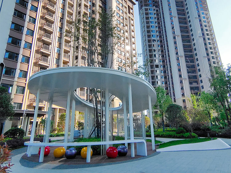 宜章县万悦府房子怎么样？项目总占地43441.77平米，小区规划住宅887户；周边更规划一所小学、两所中学。附近商超、医院一应俱全，楼盘坐落在宜章文明南路（原民政局）南行100米。