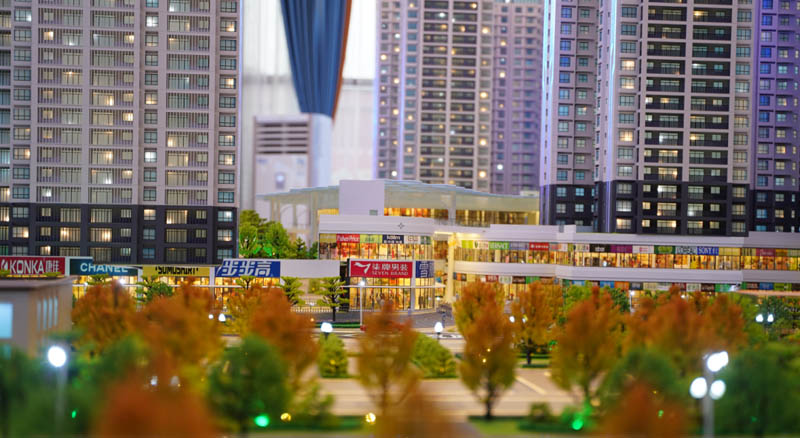 宜章天润中环楼盘怎么样？项目总占地145333平米，建面约660000平米，小区规划住宅872户，停车位1131个；楼盘坐落宜章县罗家山十字路口与明主西路交汇处 。