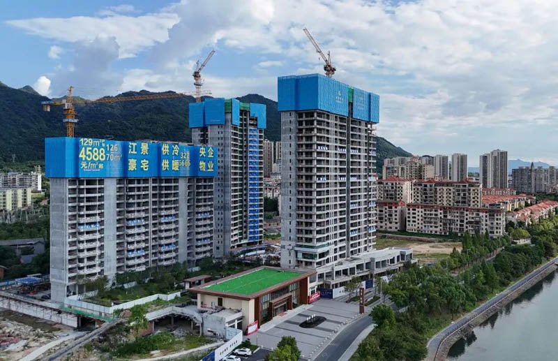 资兴秀水怡城房子好不好？项目用地位于寿佛路以北地块，规划总用地面积69988.48平方米，计容总建筑面积约212718.35平方米（其中商业建筑面积约为10344.31㎡），建筑层数&le;26层，建筑高度&le;79.8米。