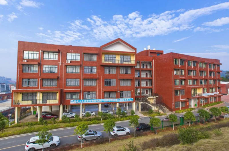 宜章山湖海上城楼盘怎么样？项目总占地102170.75平米，实际建面约404826.97平米，小区规划住宅2272户，停车位2355个；项目于2020年12月31日交房；楼盘坐落在宜章县宜章大道百通汽车总站往东800米。