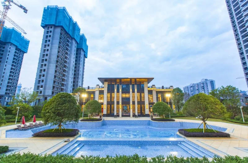 宜章山湖海上城楼盘怎么样？项目总占地102170.75平米，实际建面约404826.97平米，小区规划住宅2272户，停车位2355个；项目于2020年12月31日交房；楼盘坐落在宜章县宜章大道百通汽车总站往东800米。