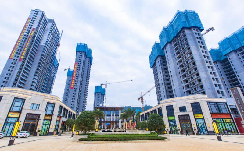 宜章山湖海上城楼盘怎么样？项目总占地102170.75平米，实际建面约404826.97平米，小区规划住宅2272户，停车位2355个；项目于2020年12月31日交房；楼盘坐落在宜章县宜章大道百通汽车总站往东800米。