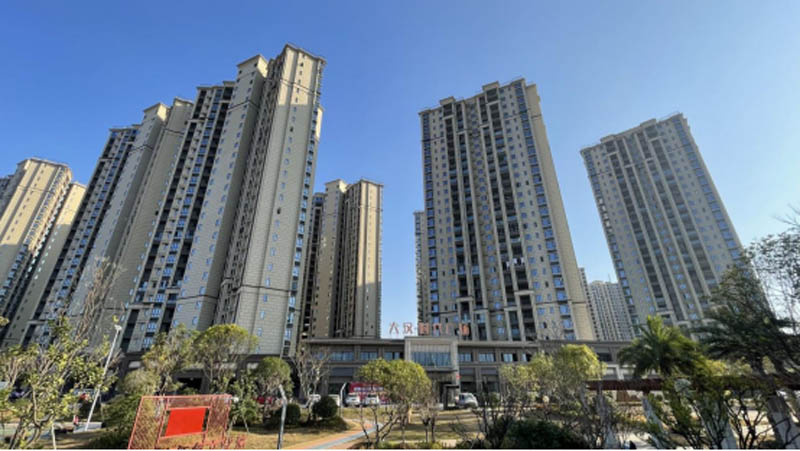 宜章大汉时代广场怎么样？项目总占地600000.33平米，实际建面约273828.64平米，小区规划住宅1845户；项目于2019年12月开盘；楼盘坐落在宜章县郴州市宜章县民主西路与西绕城交叉路口往东北约50米。