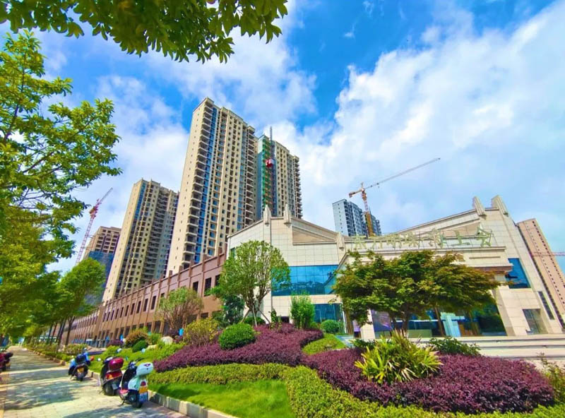 汝城东方明珠海上会怎么样？项目规划住宅1193户，停车位1200个，小区由5栋高层住宅、1栋高层公寓和6栋沿街商业组成；楼盘坐落在汝城县九龙大道与三江大道交汇处。