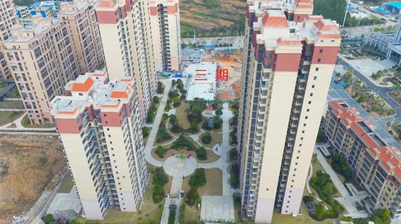 汝城东江华府三期锦锈怎么样？项目占地约48亩，计容建筑面积约8.8万㎡，容积率仅为2.8。由1栋洋房及6栋小高层组成，目前1栋、2栋、3栋、5栋已全部建设完成属实景现房；6#已建至11层，预计年内封顶；